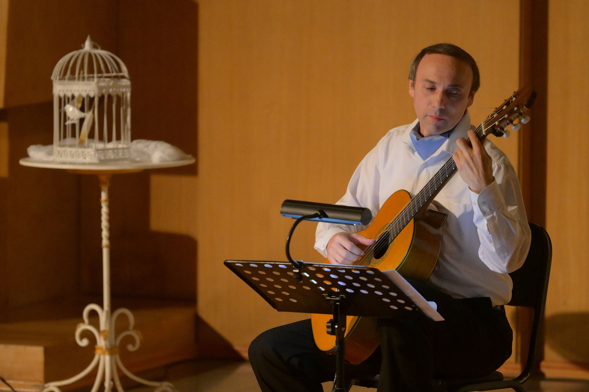 Жасыл көзді брюнетканың порно фотосы Дәретханада сийіп жатқан киска